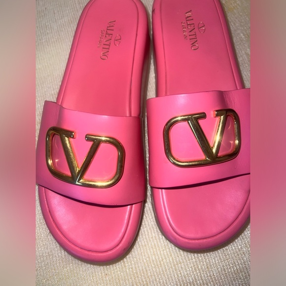 Valentino V logo  platform slides - Picture 2 of 6